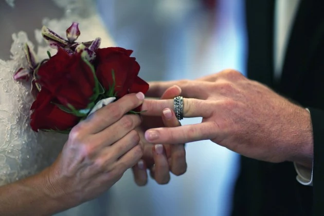 Couples Get Married In Group Ceremony On Valentine's Day Joe Raedle